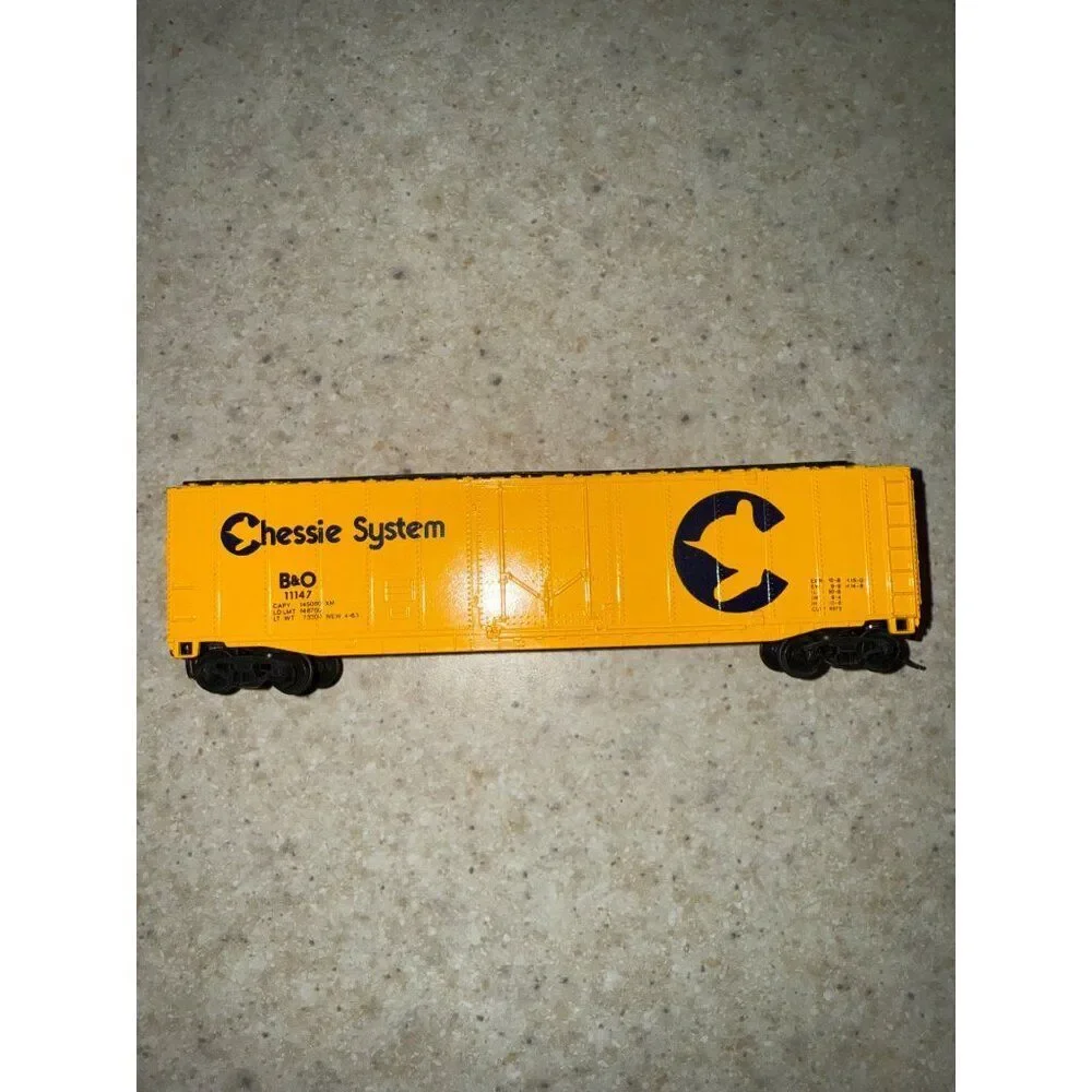 Bachmann 50' Plug-Door Box Car Chessie System 11147-‎ Used N Scale